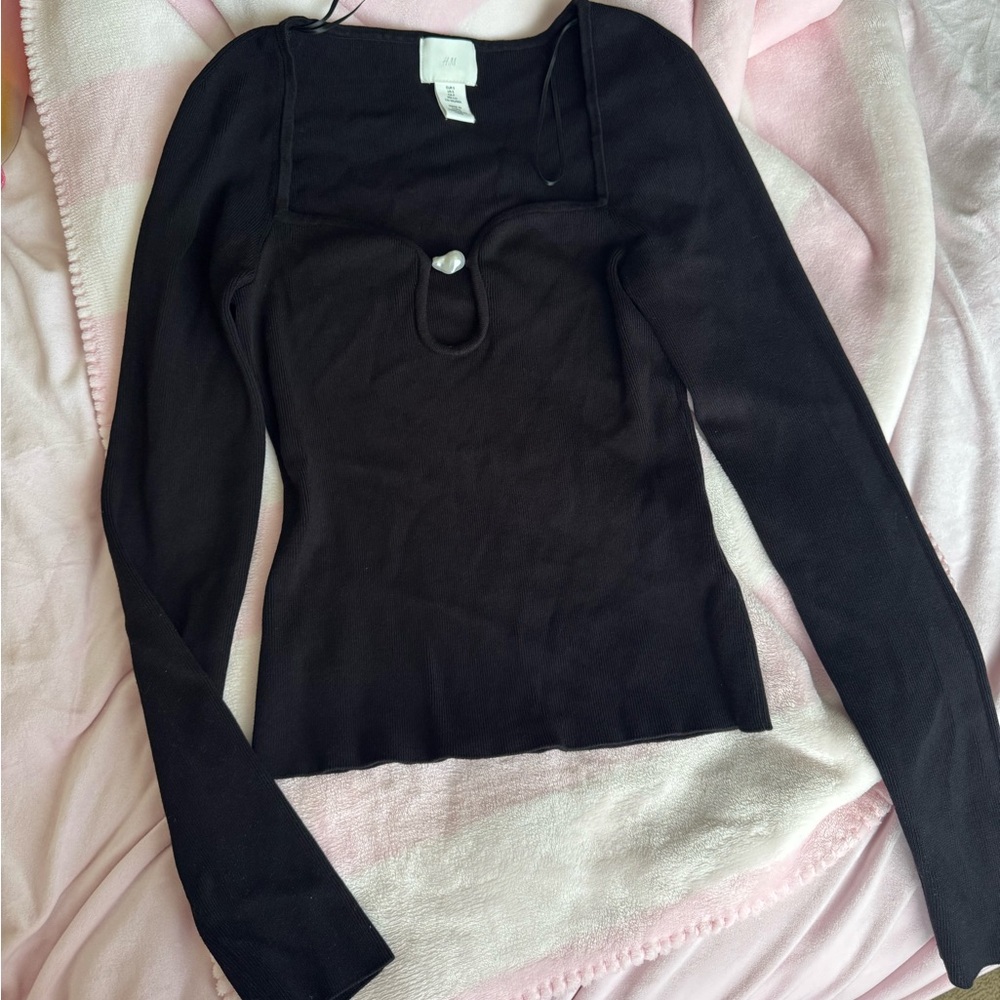 Elegant Black Long Sleeve Women's Top with Pear Detail